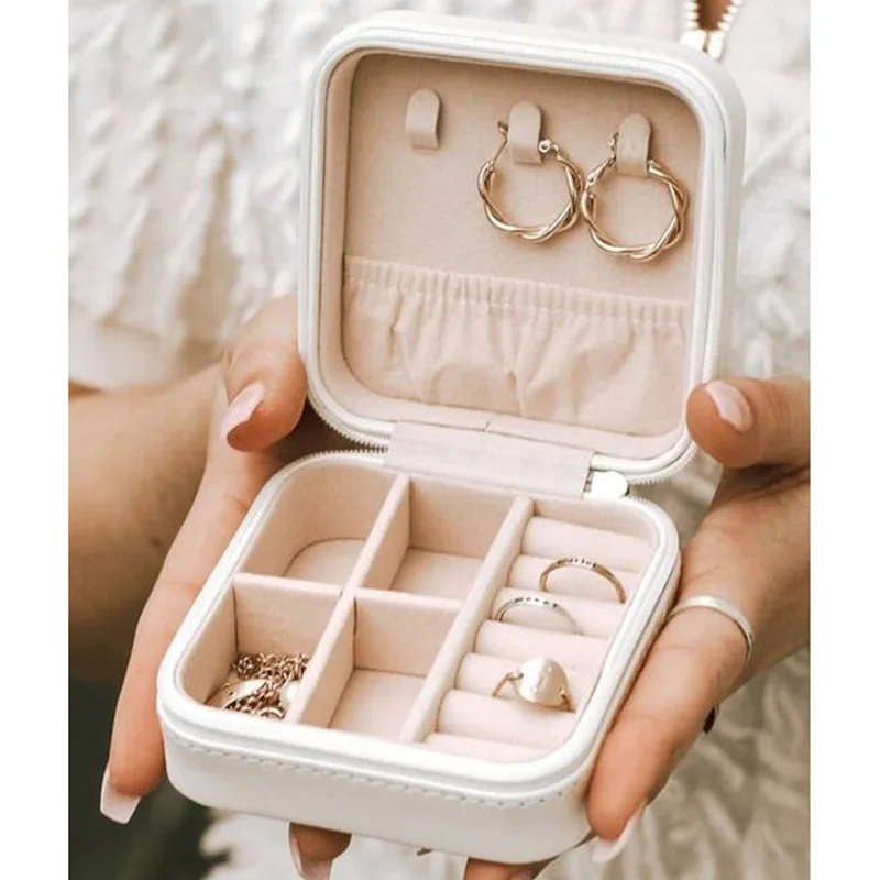 صندوق مجوهرات بأحرف أرجوانية ه - مراجعة Travel Jewellery & Accessories Organiser وسعره