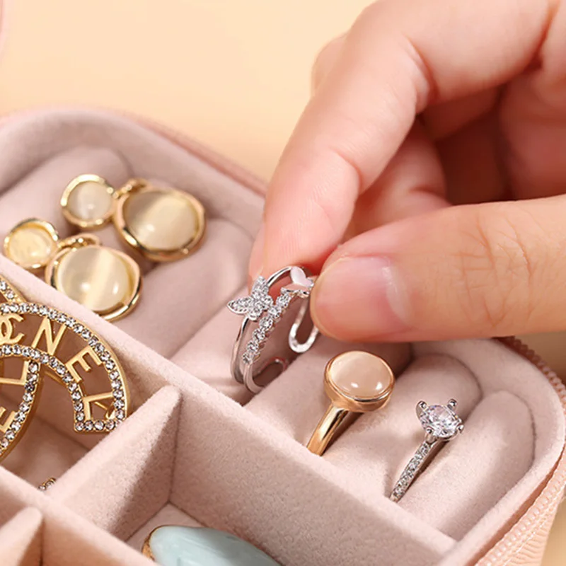 صندوق مجوهرات بأحرف أرجوانية ه - مراجعة Travel Jewellery & Accessories Organiser وسعره